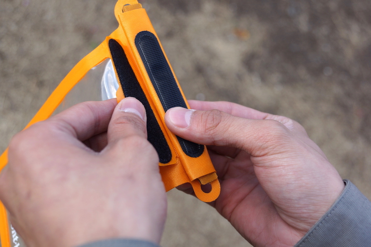 モンベルのドライポーチで スマホを雨から完全ガード そのまま写真も撮れるから便利だな マイ定番スタイル Roomie ルーミー
