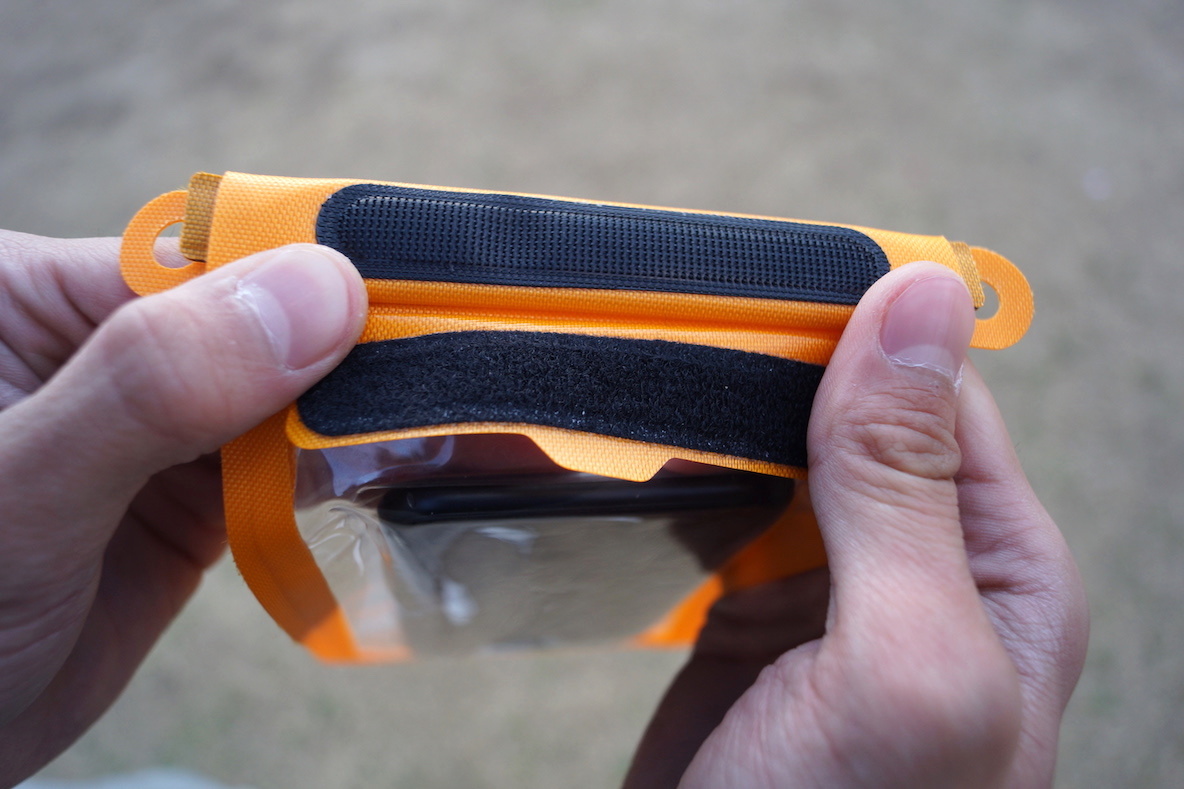 モンベルのドライポーチで スマホを雨から完全ガード そのまま写真も撮れるから便利だな マイ定番スタイル Roomie ルーミー