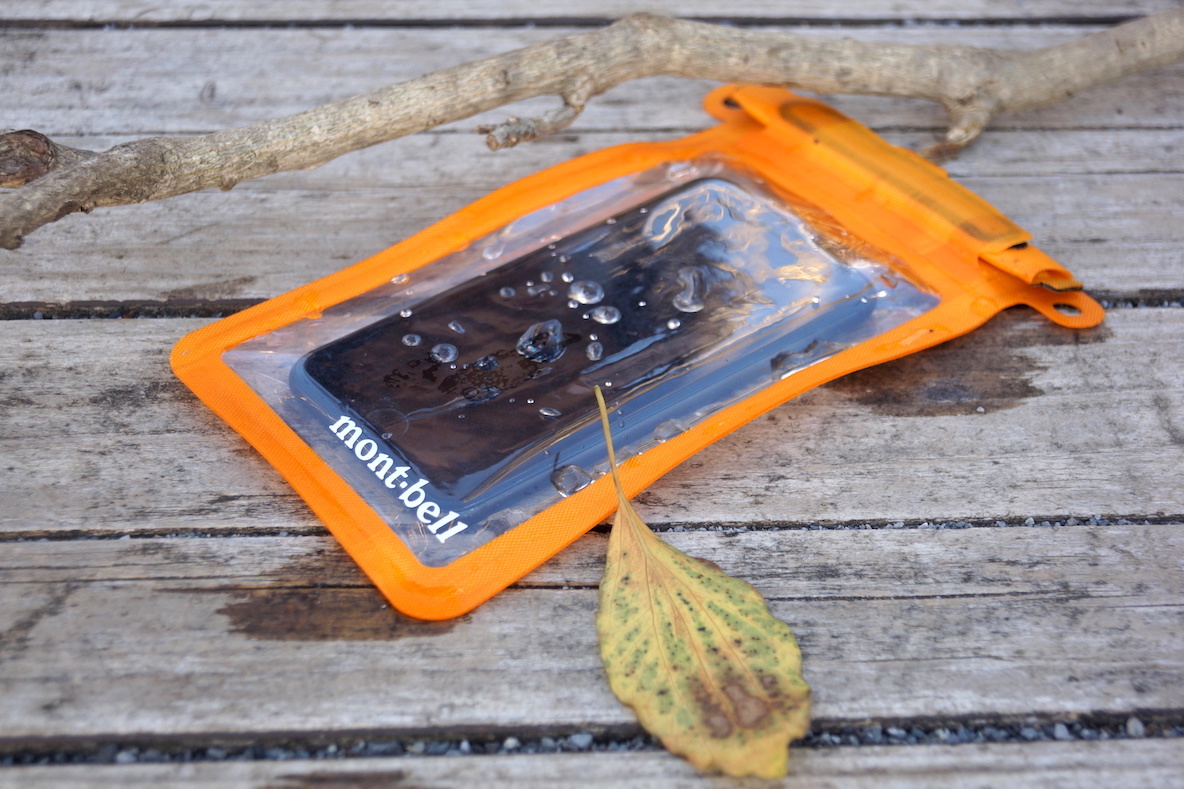 モンベルのドライポーチで スマホを雨から完全ガード そのまま写真も撮れるから便利だな マイ定番スタイル Roomie ルーミー