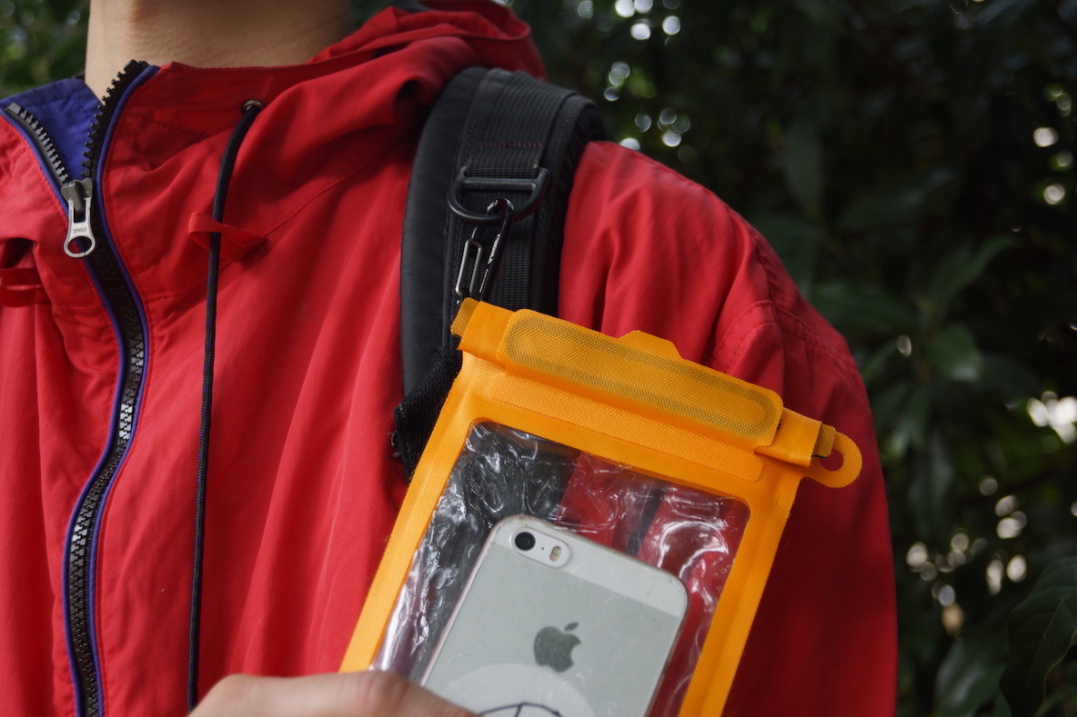 モンベルのドライポーチで スマホを雨から完全ガード そのまま写真も撮れるから便利だな マイ定番スタイル Roomie ルーミー
