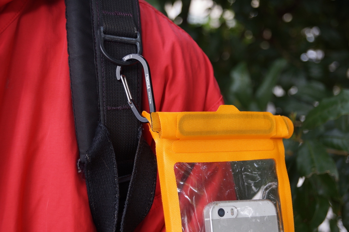 モンベルのドライポーチで スマホを雨から完全ガード そのまま写真も撮れるから便利だな マイ定番スタイル Roomie ルーミー