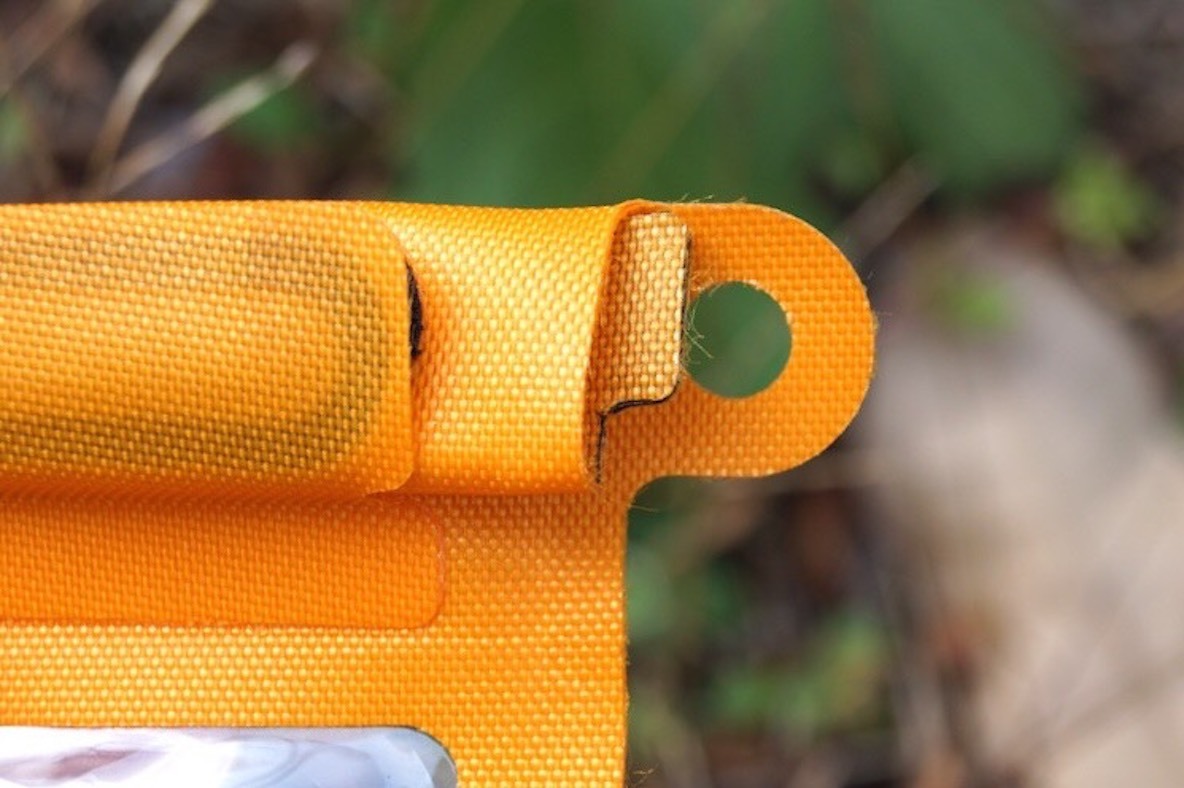 モンベルのドライポーチで スマホを雨から完全ガード そのまま写真も撮れるから便利だな マイ定番スタイル Roomie ルーミー