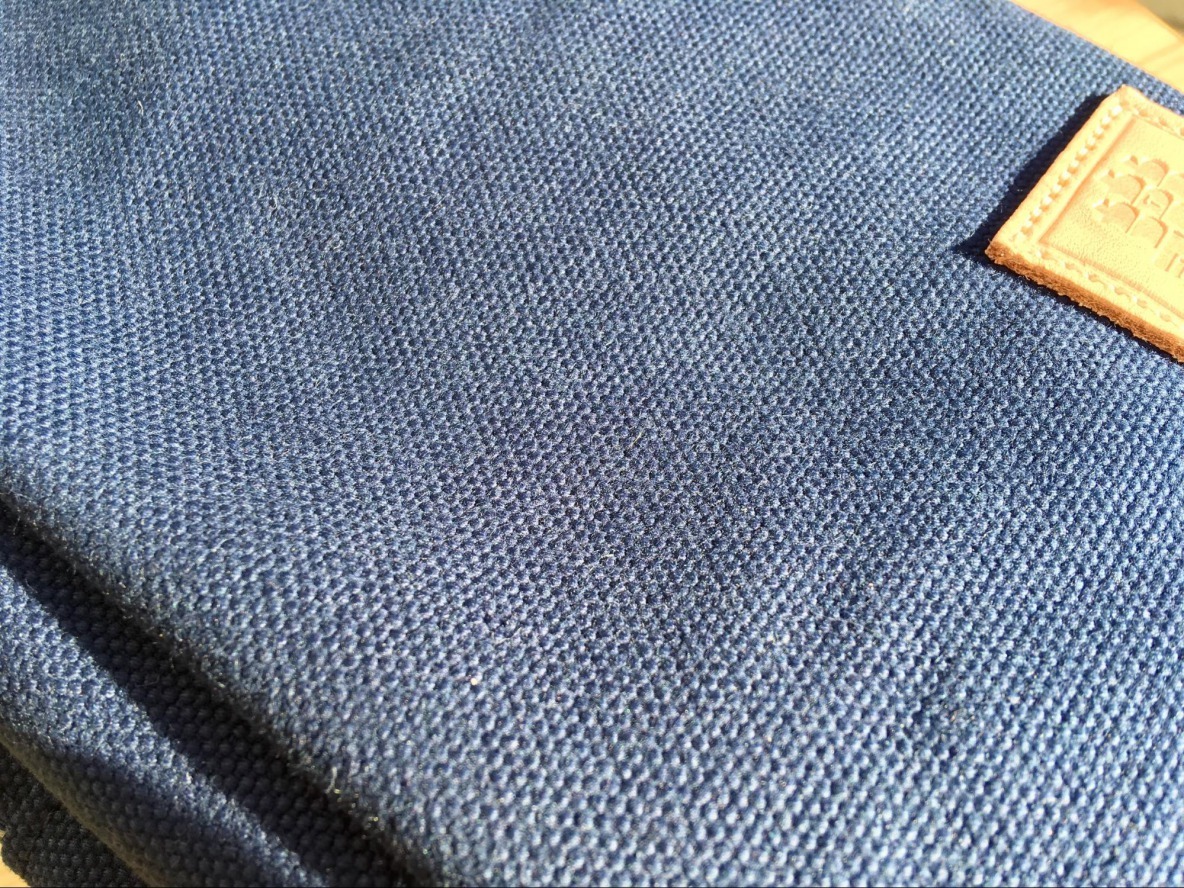 ガシガシ使えるのに一生モノ 世界的に貴重な生地でできた ワンショルダーバッグ の機能性とは マイ定番スタイル Roomie ルーミー