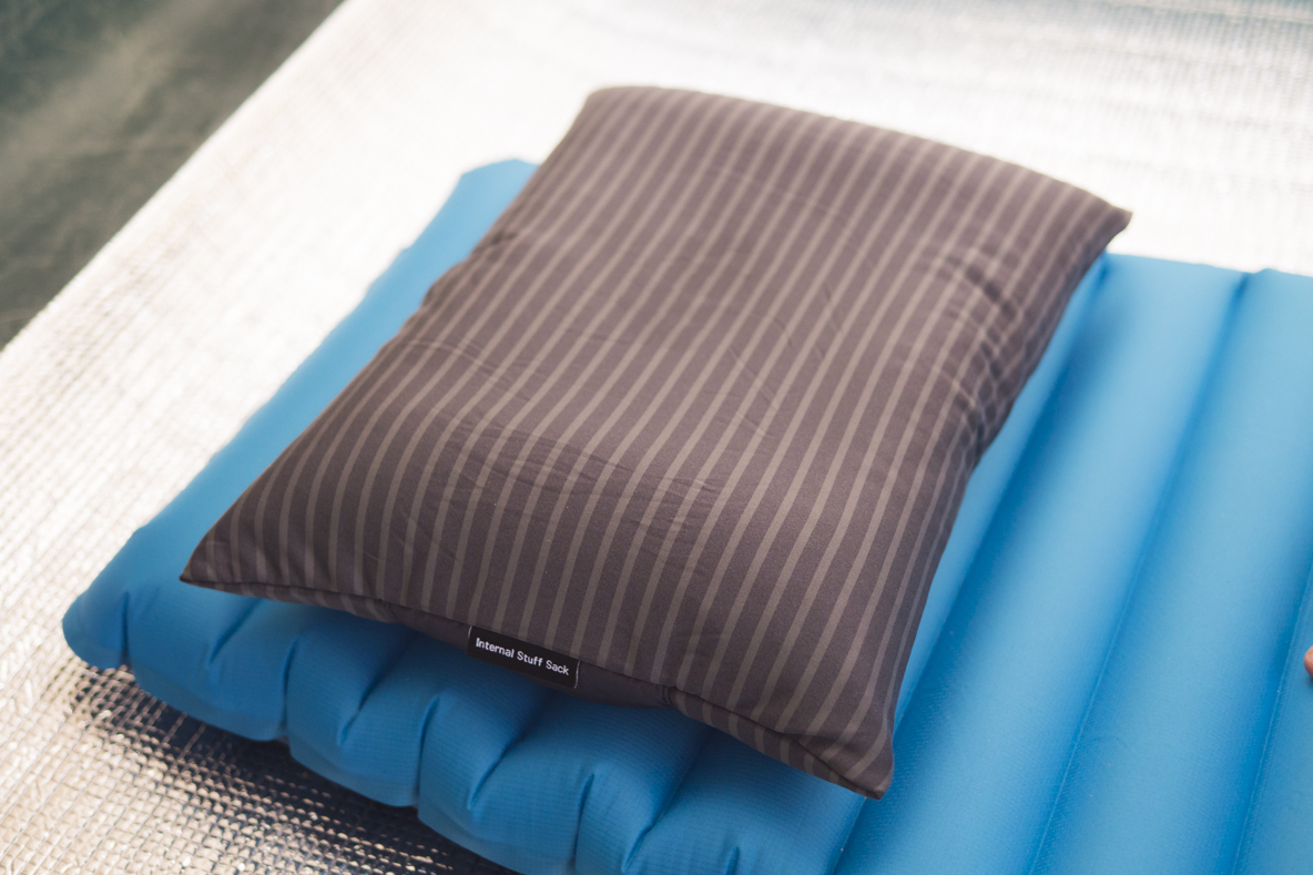 私はキャンプに快眠を求める Nemoの超コンパクトアウトドアまくらのふわふわ感が最高 マイ定番スタイル Roomie ルーミー