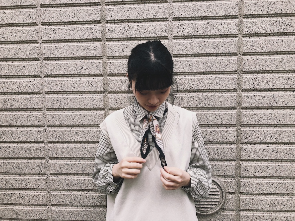 ラフに使うスカーフのススメ シンプルなコーディネートにちょっとした遊び心をプラスしよう マイ定番スタイル Roomie ルーミー ラフに使うスカーフのススメ シンプルなコーディネートにちょっとした遊び心をプラスしよう マイ定番スタイル Roomie ルーミー