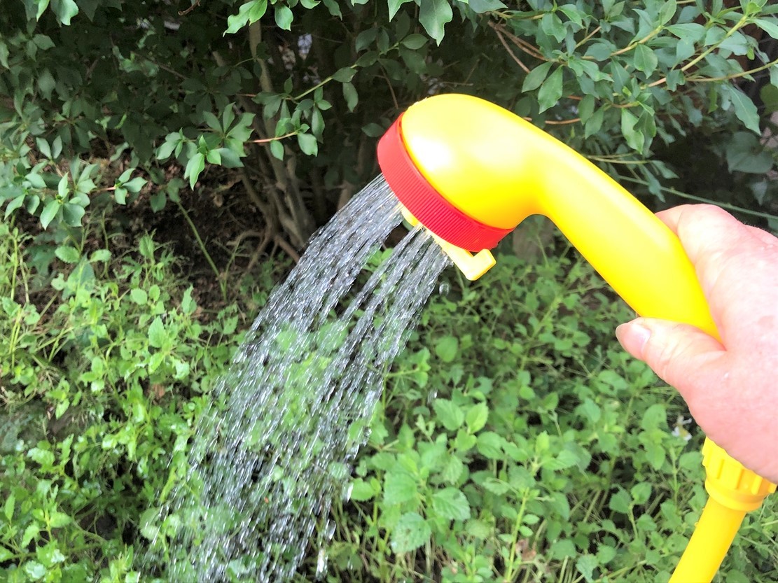 Takagiの アウトドアポンプ があれば 外でもシャワーが使える 電源ナシで1 5lも水が出るのはかなり助かるな Roomie ルーミー