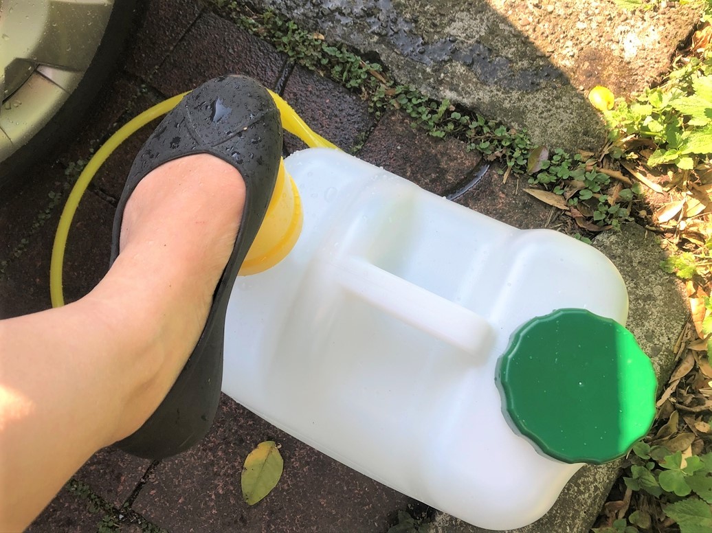 Takagiの アウトドアポンプ があれば 外でもシャワーが使える 電源ナシで1 5lも水が出るのはかなり助かるな Roomie ルーミー