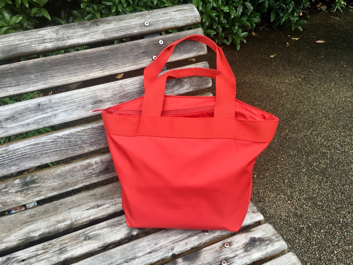 ユニクロのナイロントートバッグは細部に使いやすさがつまってる お出かけ 仕事 旅行どこにでも連れていきたいよ Roomie ルーミー