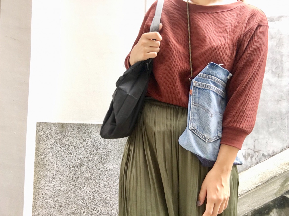 Shupatto「コンパクトバッグ（M）」を肩にかけている様子