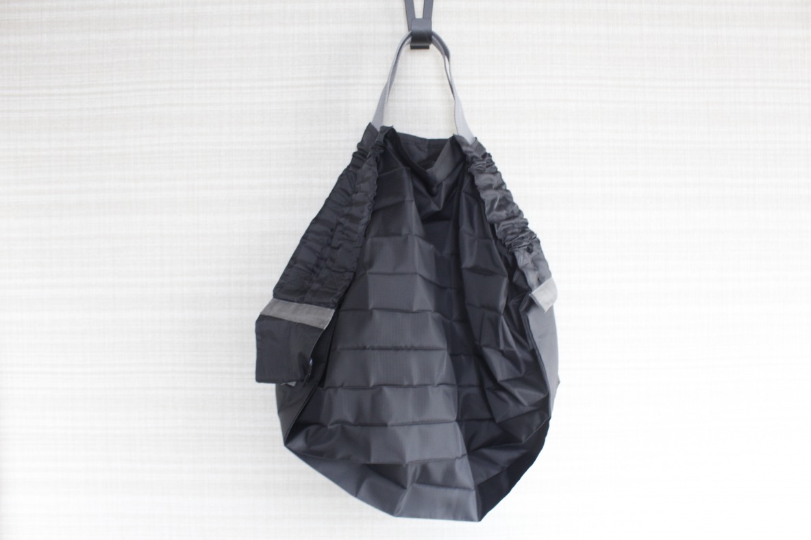 Shupatto「コンパクトバッグ（M）」を広げたときの全体写真