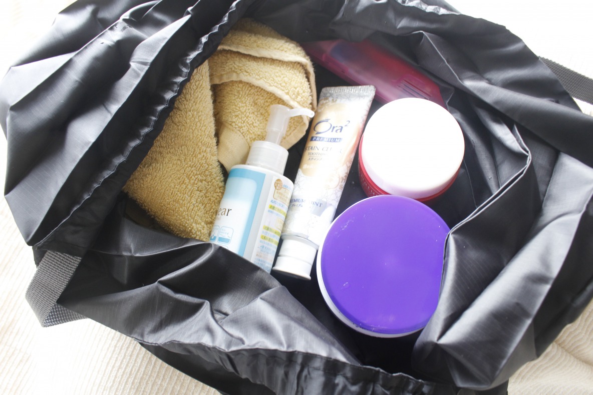 Shupatto「コンパクトバッグ（M）」に銭湯セットを入れている