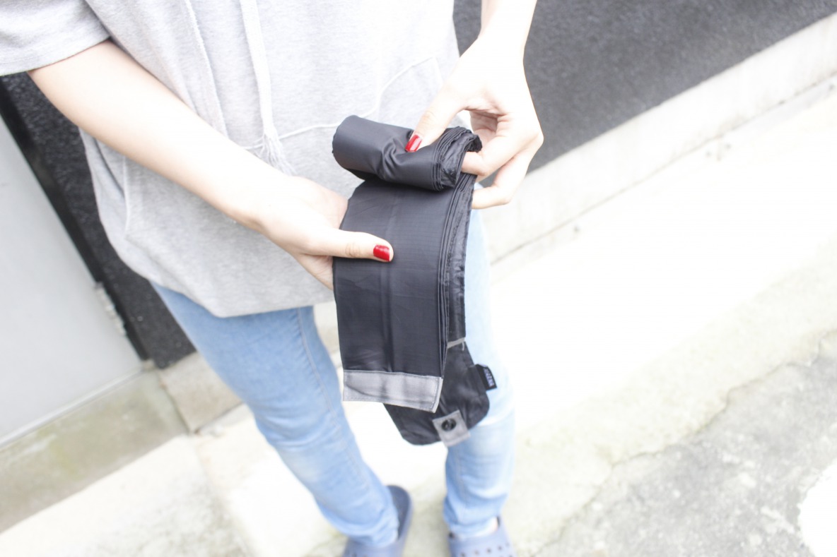 Shupatto「コンパクトバッグ（M）」端から巻いている様子