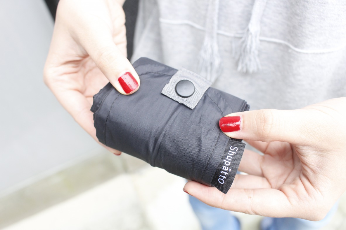 Shupatto「コンパクトバッグ（M）」を巻き終わった様子