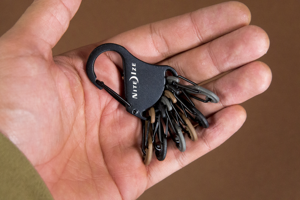 小さいカラビナがたくさんついたカラビナはさまざまな鍵を持ち歩くのに最適 着脱も楽チンで使い心地いいな Roomie ルーミー