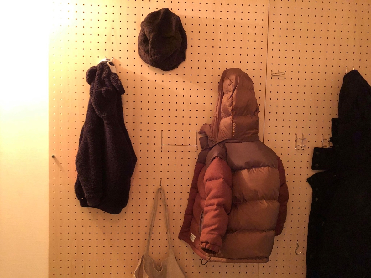 有孔ボードのおかげで かさばるあれこれがスッキリ 壁一面の収納も 1時間でとりつけできるよ Roomie ルーミー