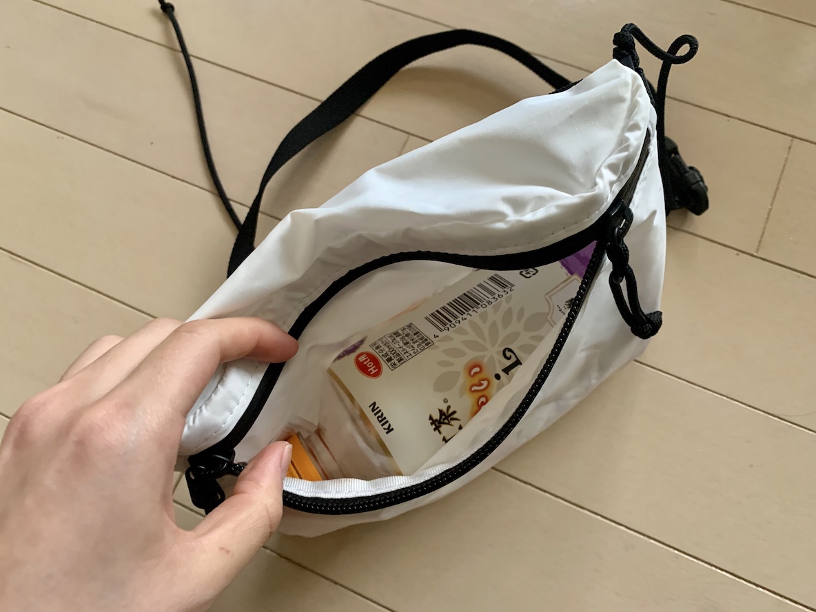 ユニクロのライトバッグを使ってランニングを始めてみよう 1000円くらいで買えちゃうから気軽にガンガン使えるな Roomie ルーミー