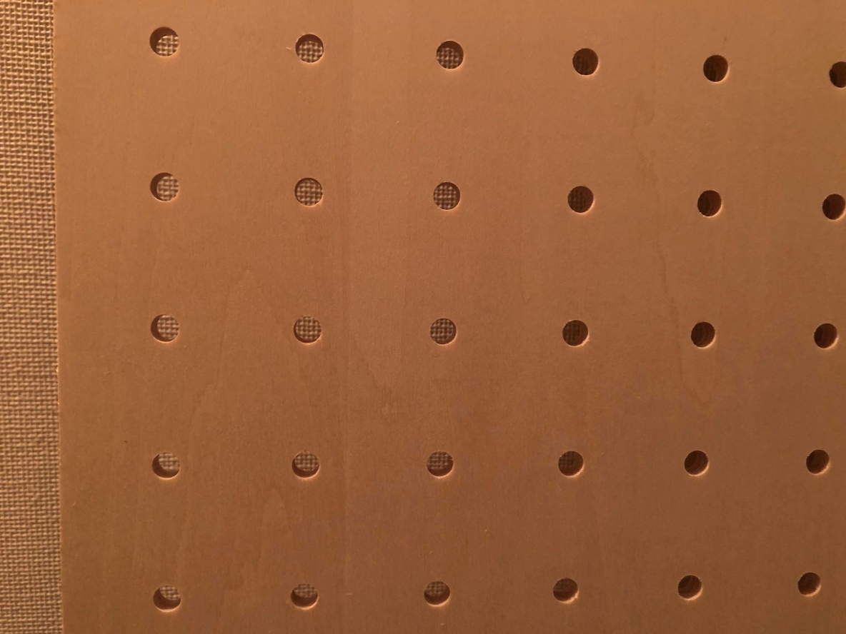 有孔ボードのおかげで かさばるあれこれがスッキリ 壁一面の収納も 1時間でとりつけできるよ Roomie ルーミー