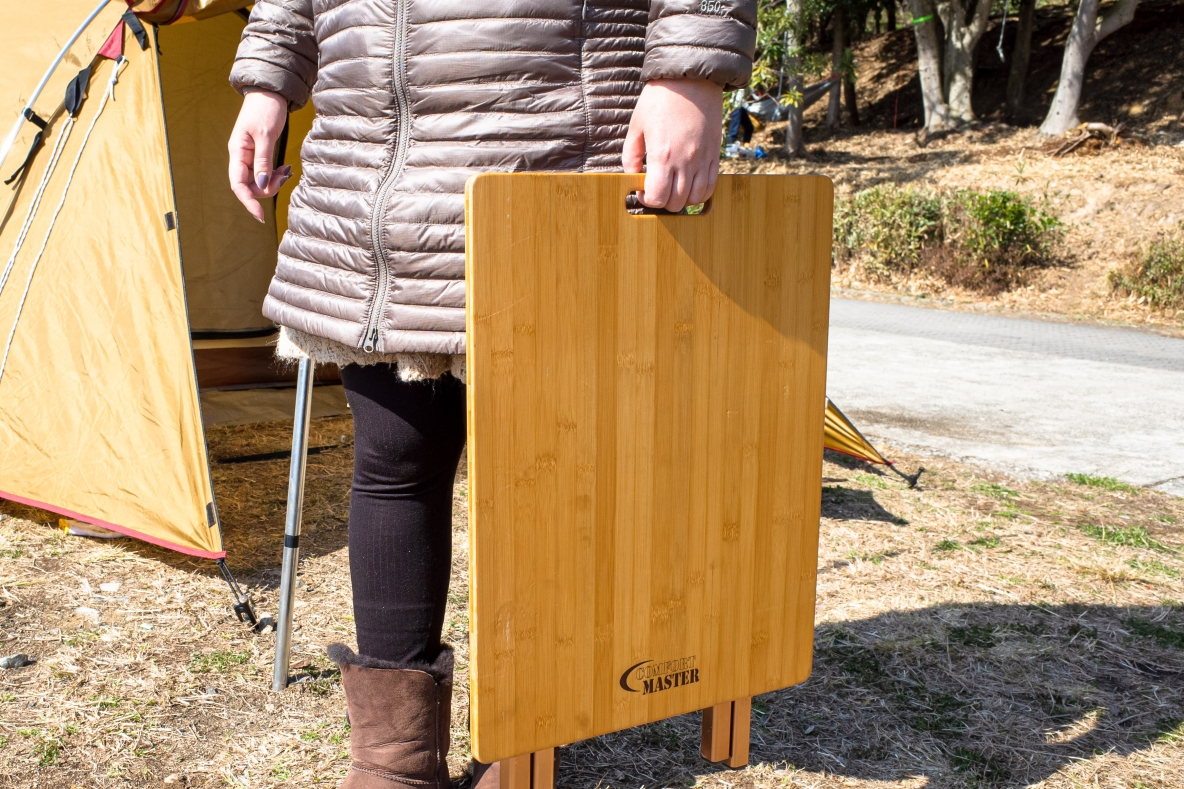 コールマンのバンブーサイドテーブルは組み立て2秒 キャンプやお花見に持ってこいだな コレは Roomie ルーミー