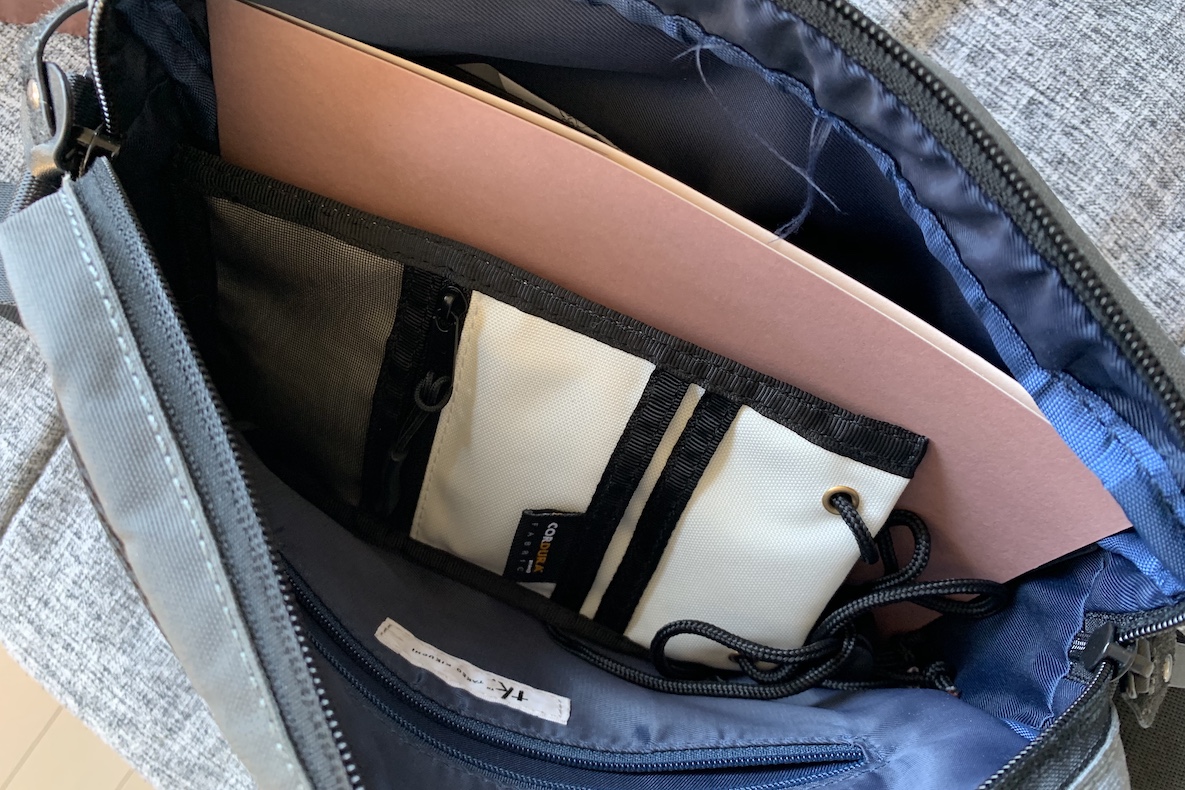 ニコアンドの薄型マルチケースは身軽なお出かけ時の第3のポケットにぴったりだよ Roomie ルーミー