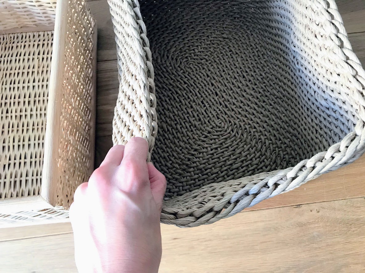 無印良品のペーパーコードバスケットを左手で持っている画像