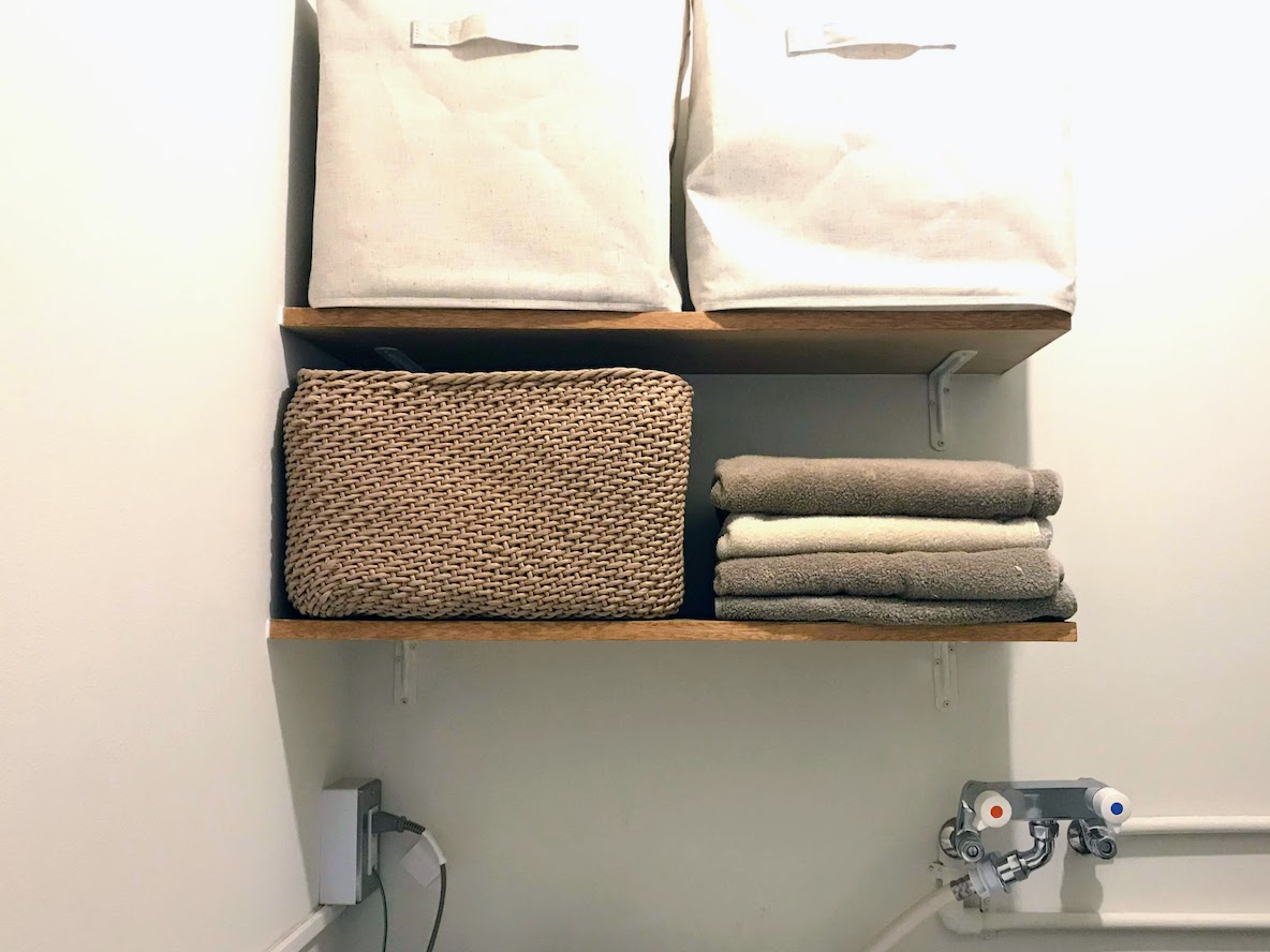 無印良品のペーパーコードバスケットが洗面所の棚に収まっている画像