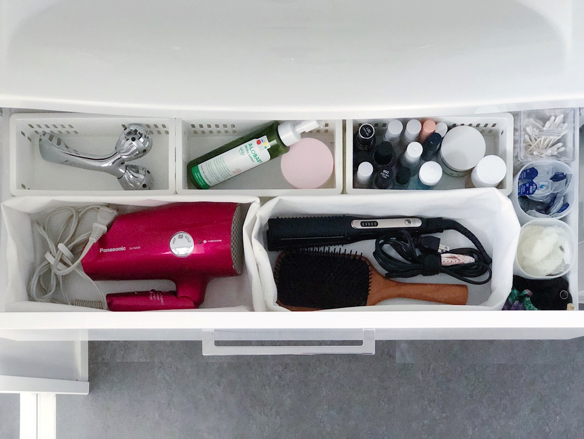 掃除グッズの収納には 扉裏のデッドスペースを活用 生活感をなくす日用品の収納アイデア Roomie ルーミー