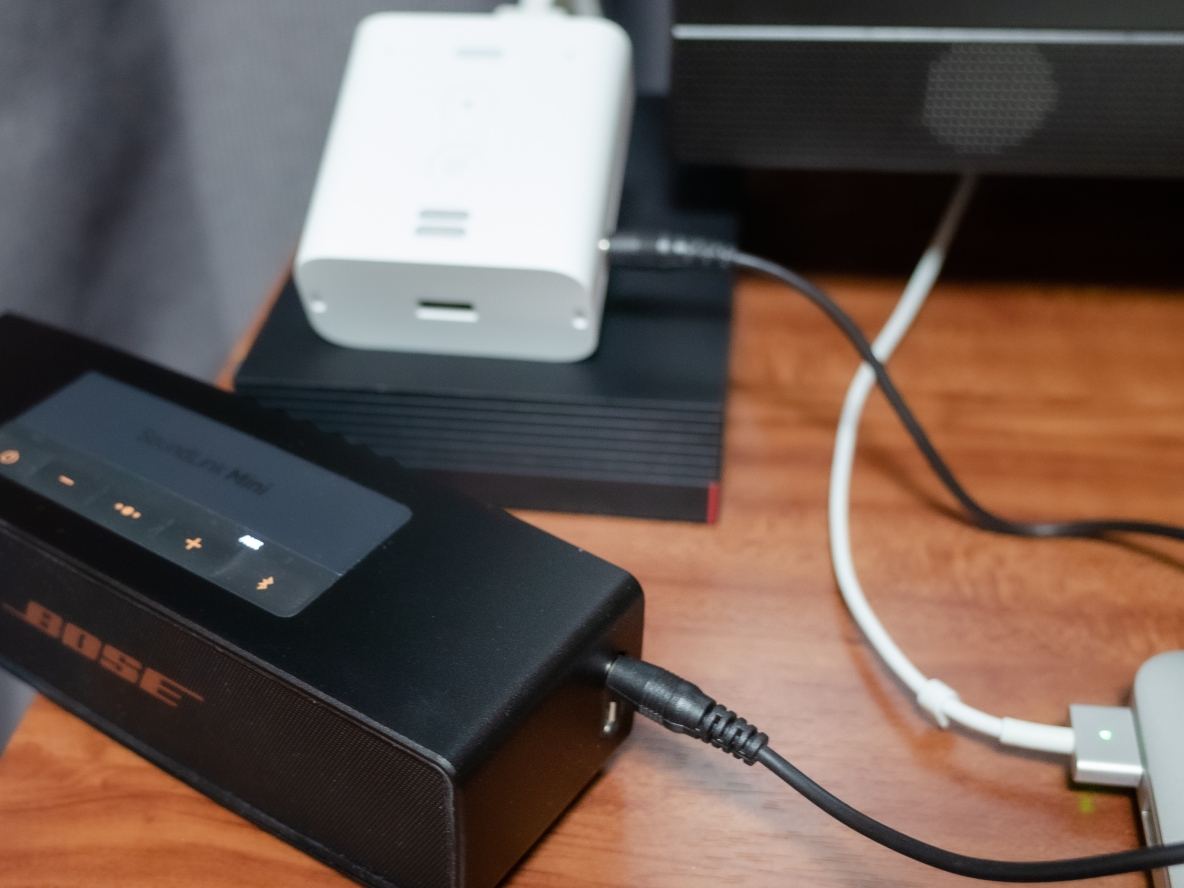 AmazonのEcho Flexとスピーカーを繋いだイメージ