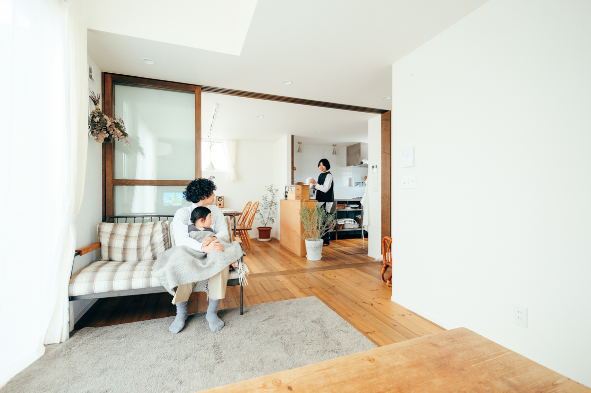 コンセプトは 真っ白な箱 家族の成長とともに色づく 北アルプスの麓に佇む家 長野県大町市 みんなの部屋 Roomie ルーミー