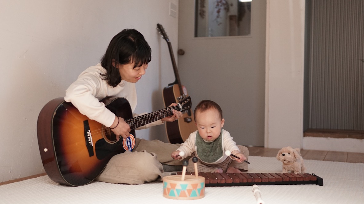 ギターと木琴で遊ぶ親子