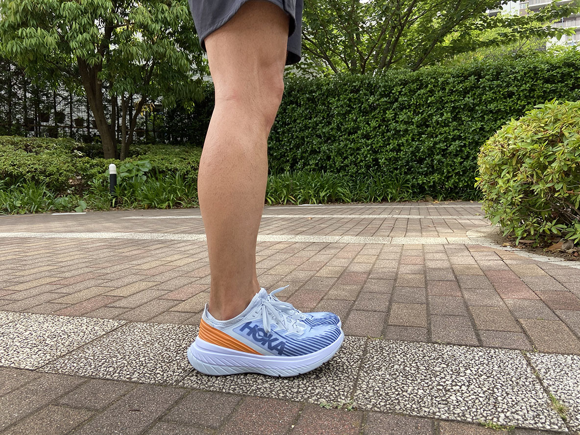 横向きに立つ人