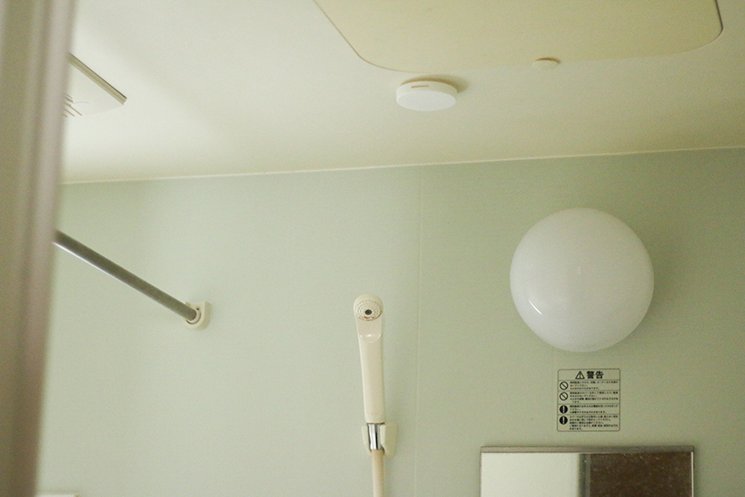 浴室に貼るだけで防カビ 消臭できちゃう 梅雨の悩みのタネが解消したよ Roomie ルーミー