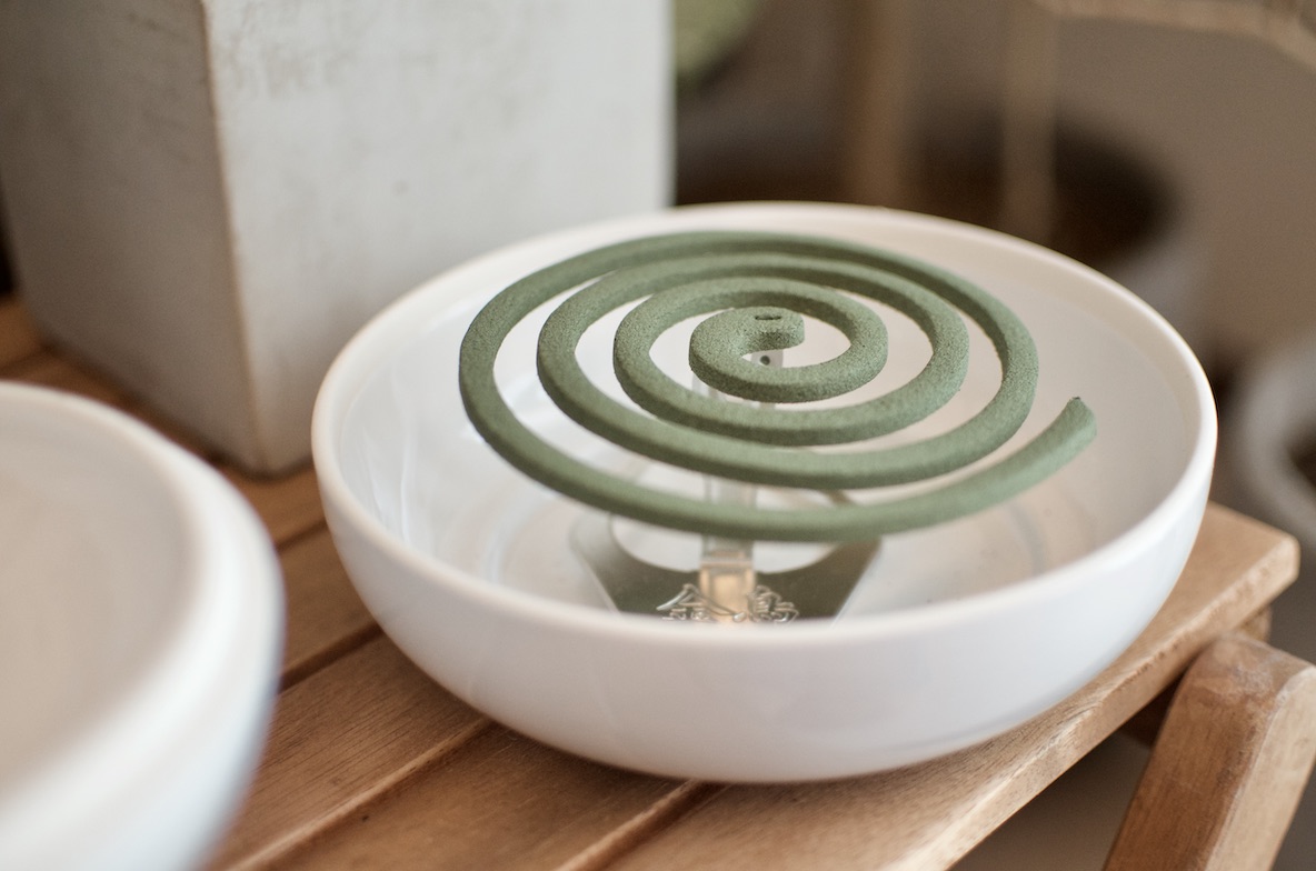 山崎実業のポットで 生活感を出さない 蚊対策 中の汚れもサッと落とせて楽ちんなんです Roomie ルーミー 山崎実業のポットで 生活感を出さない 蚊対策 中の汚れもサッと落とせて楽ちんなんです Roomie ルーミー