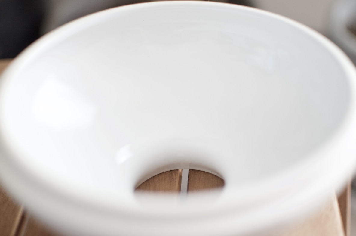 山崎実業のポットで 生活感を出さない 蚊対策 中の汚れもサッと落とせて楽ちんなんです Roomie ルーミー 山崎実業のポットで 生活感を出さない 蚊対策 中の汚れもサッと落とせて楽ちんなんです Roomie ルーミー