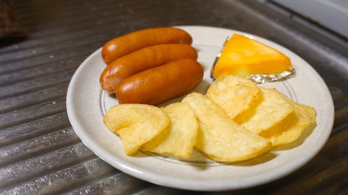 和平フレイズのスキレットを使って燻製にチャレンジ 煙の香りだけでもお酒が進むな Roomie ルーミー