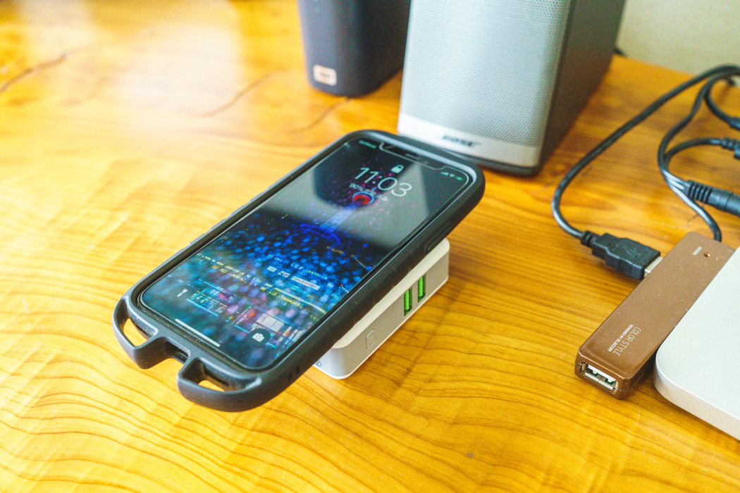 外でもワイヤレス充電ができるモバイルバッテリー。コードいらずって