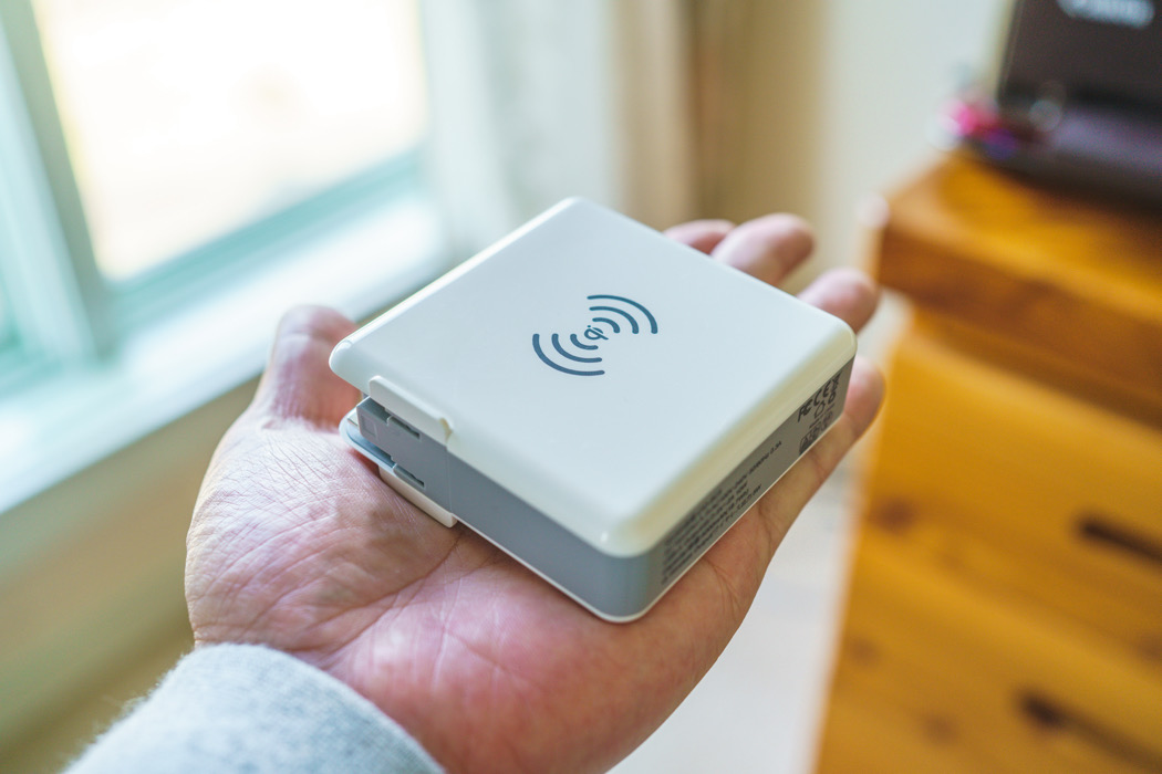 外でもワイヤレス充電ができるモバイルバッテリー。コードいらずって