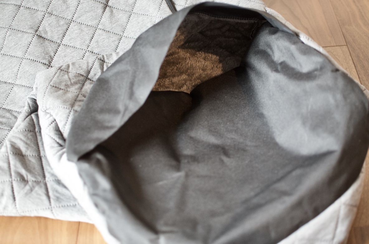 サンコーの おひとりさま用着るこたつ で冬の家ごもりを快適に こたつに入ったまま移動もできるよ Roomie ルーミー