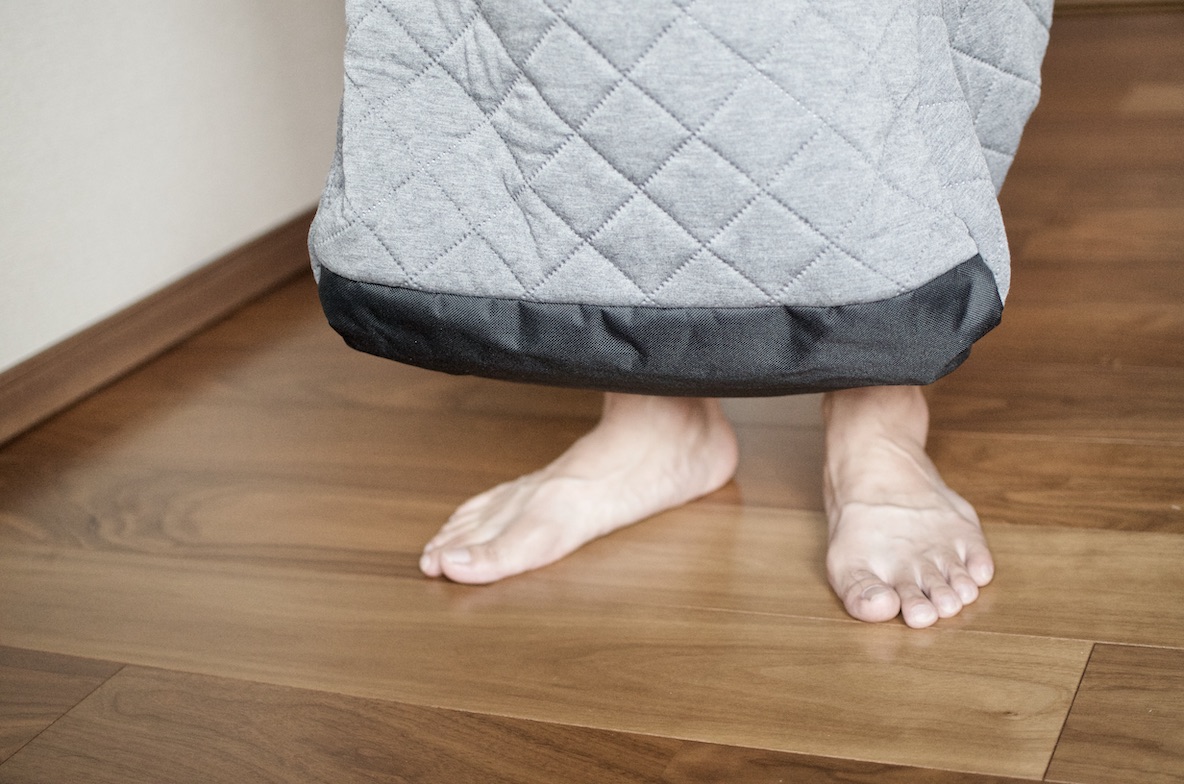 サンコーの おひとりさま用着るこたつ で冬の家ごもりを快適に こたつに入ったまま移動もできるよ Roomie ルーミー