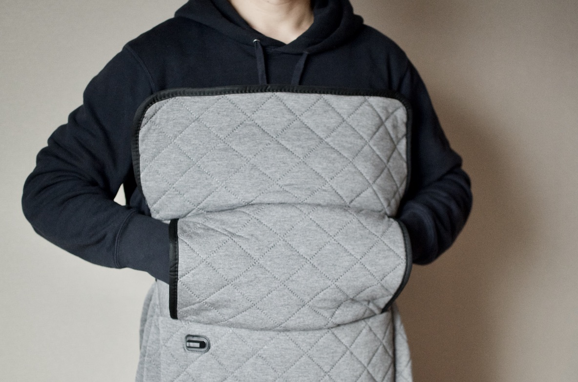 サンコーの おひとりさま用着るこたつ で冬の家ごもりを快適に こたつに入ったまま移動もできるよ Roomie ルーミー