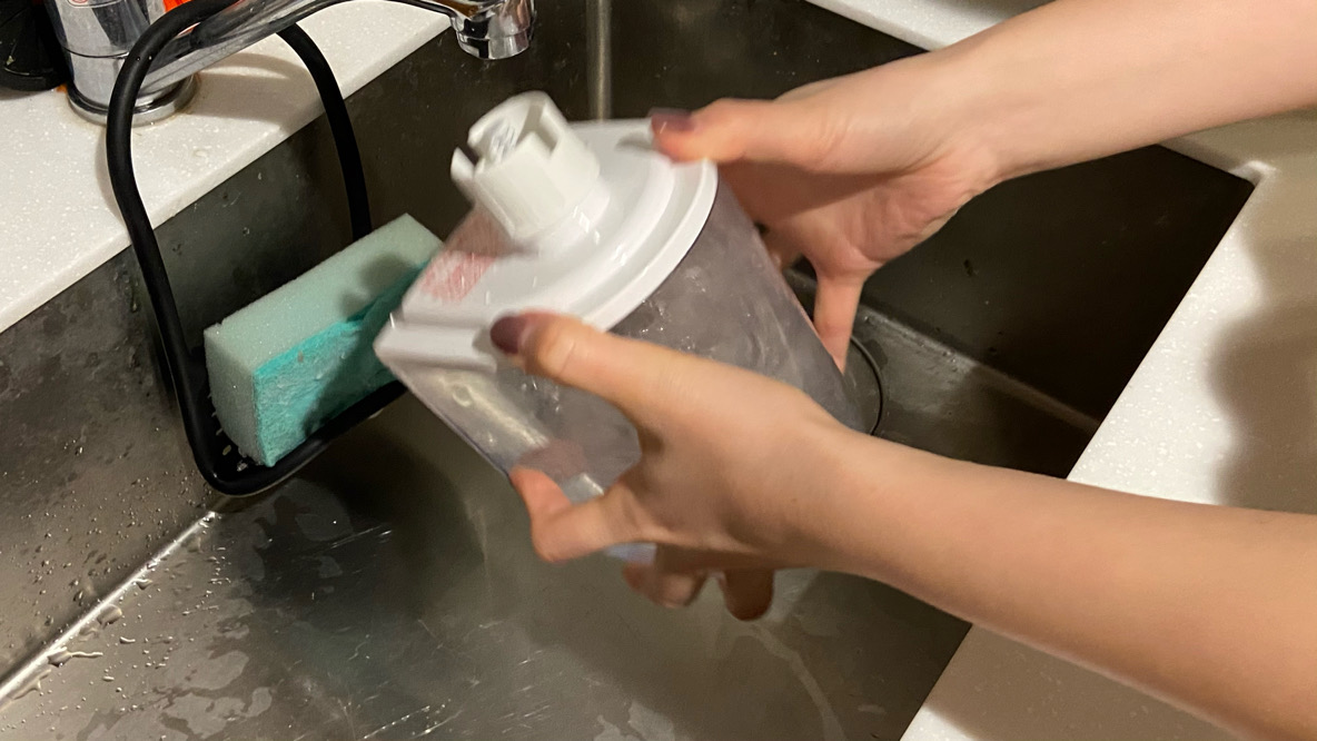 加湿器の衛生面が気になるなら アイリスオーヤマの 加熱式加湿器 タンクの水が煮沸消毒されるから雑菌が混ざりにくいよ Roomie ルーミー