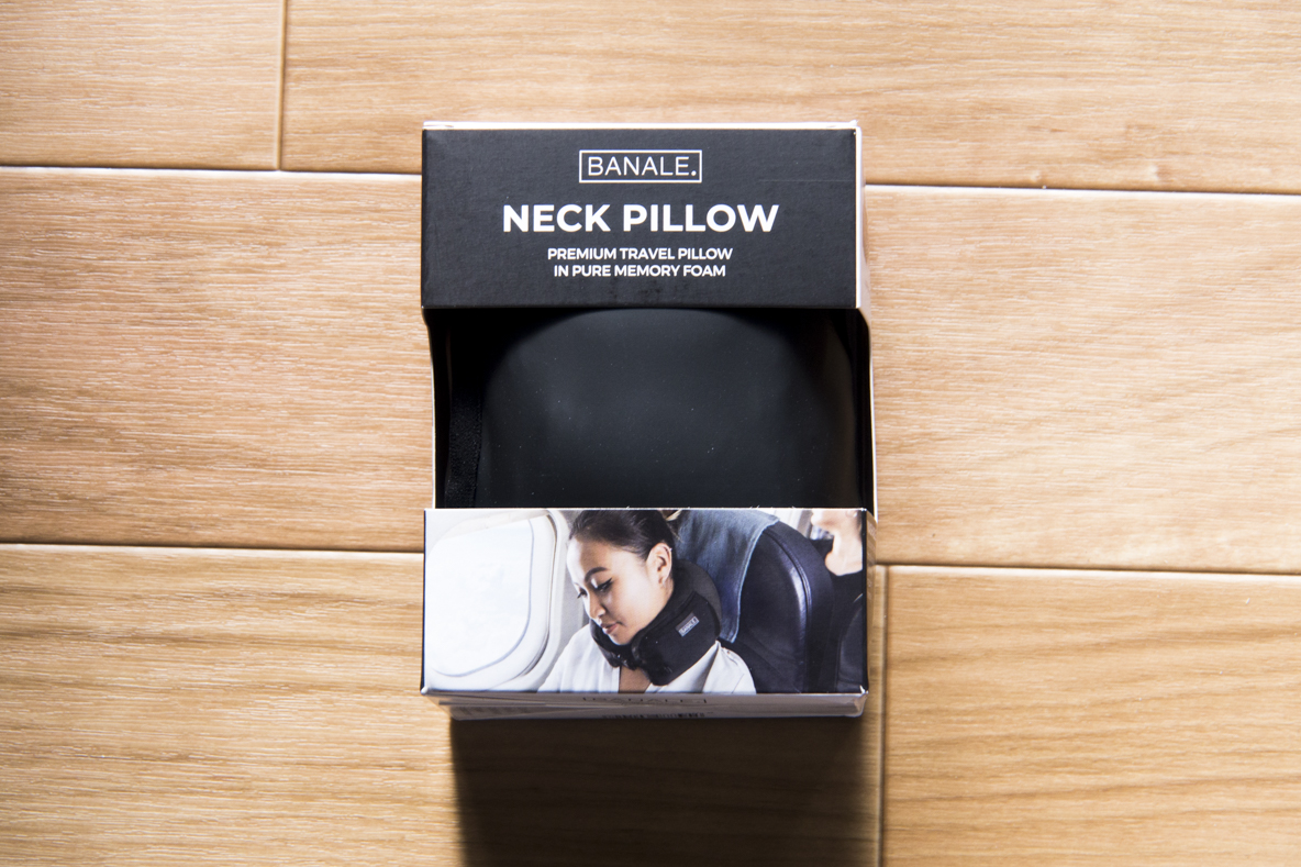 軽量でコンパクトなもっちりネックピロー 旅行だけじゃなくデスクワークでも大活躍してくれるぞ Roomie ルーミー