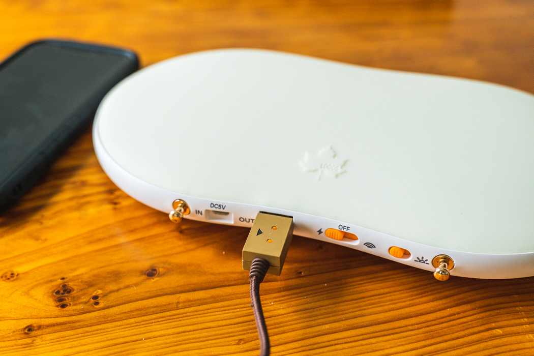 Logosの充電式カイロは ライト 充電器としても使える3way仕様 足先冷えちゃう問題 もこれで解決 Roomie ルーミー