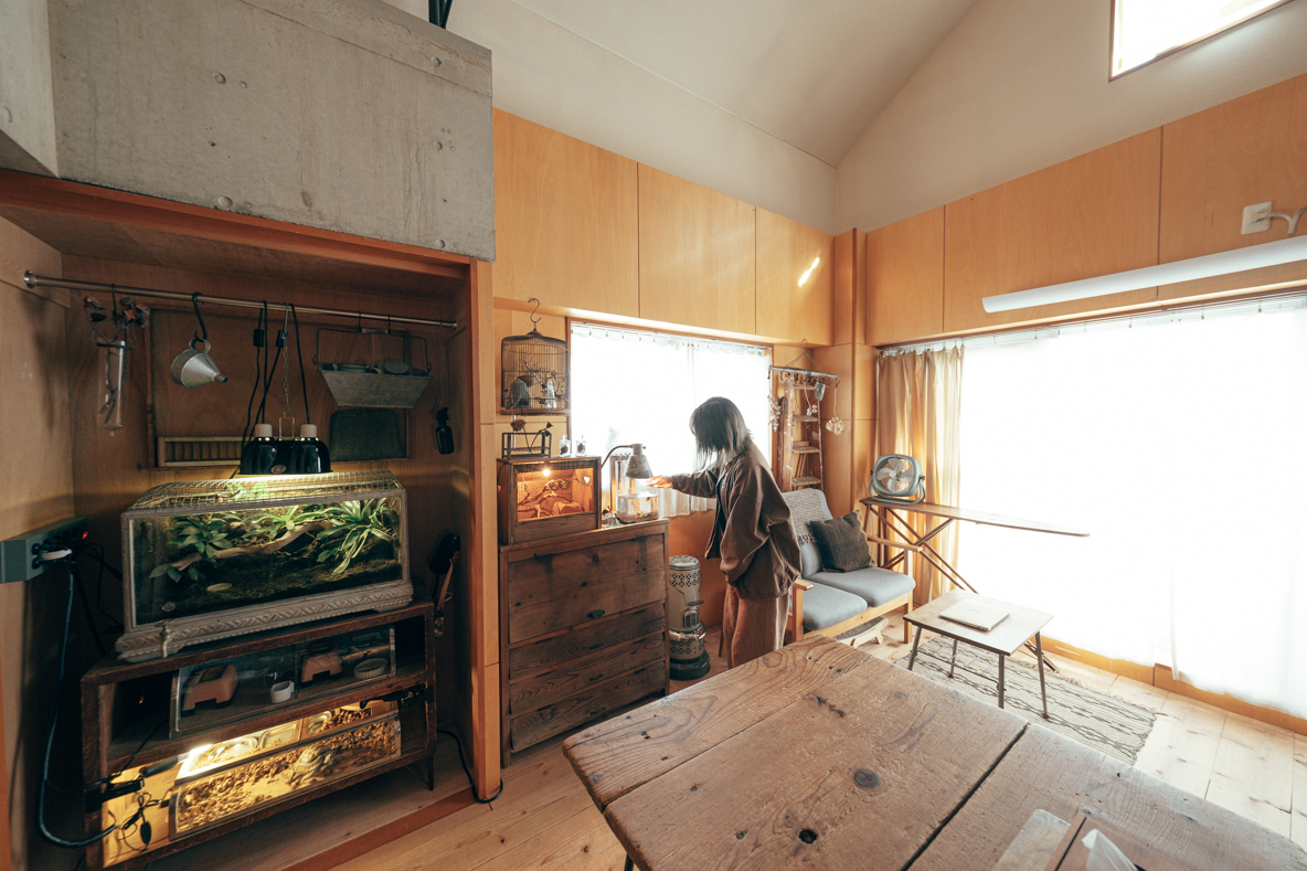 暖かみのあるアンティーク家具と無機質なコンクリート壁でつくる ロフト付き2k 群馬県 前橋市 みんなの部屋 Roomie ルーミー