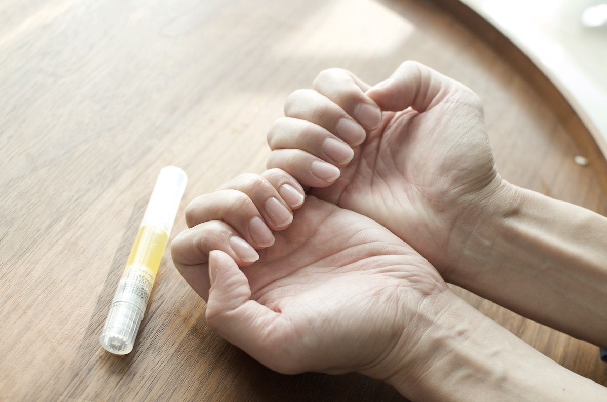 冬の指先には 無印良品の 甘皮ケアオイル これ1本でささくれ対策もできるなんて優秀すぎるでしょ Roomie ルーミー