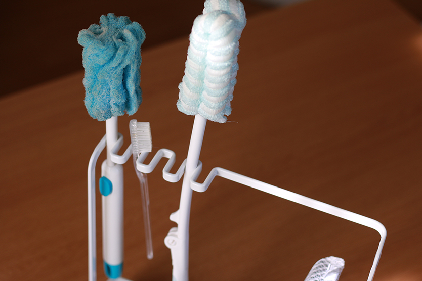 洗い物ツールの置き場所 ここが正解だった 山崎実業のスタンドでシンク周りが片付いた Roomie ルーミー