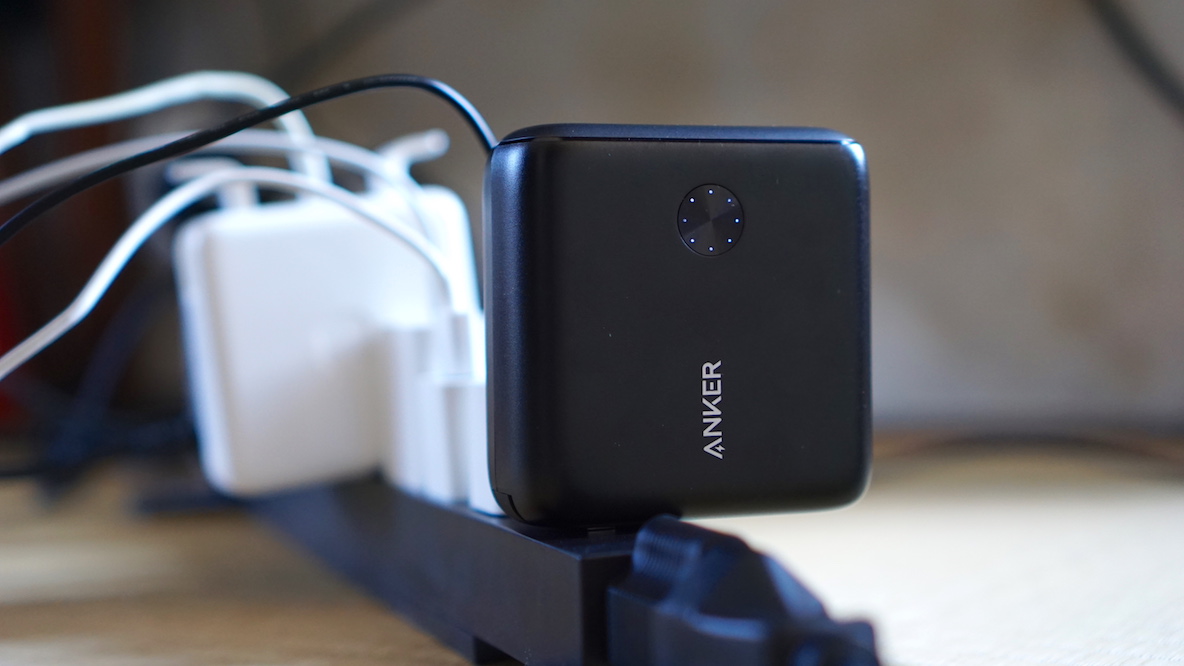 Anker 「Anker PowerCore Fusion 10000」プラグを差し込む