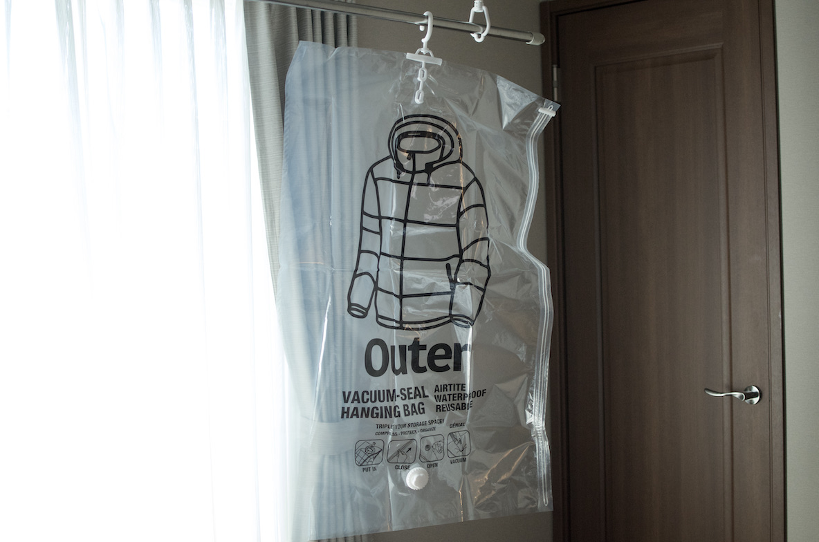 ダウンジャケットをぺっちゃんこにして収納できるカバー これが約1cmの厚さになるとは Roomie ルーミー