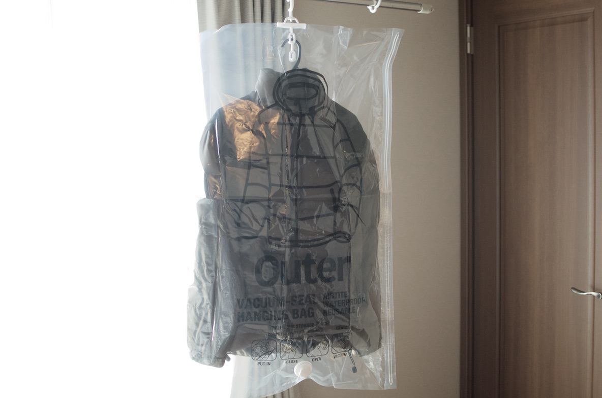 ダウンジャケットをぺっちゃんこにして収納できるカバー これが約1cmの厚さになるとは Roomie ルーミー