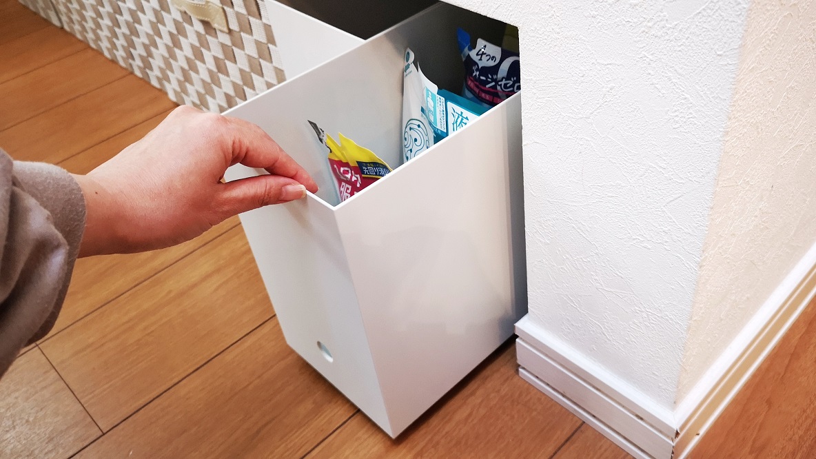 ダイソーの ラクラクピタッ とキャスター で今ある収納ボックスが使いやすく変身 掃除も出し入れも楽ちんになるよ Roomie ルーミー