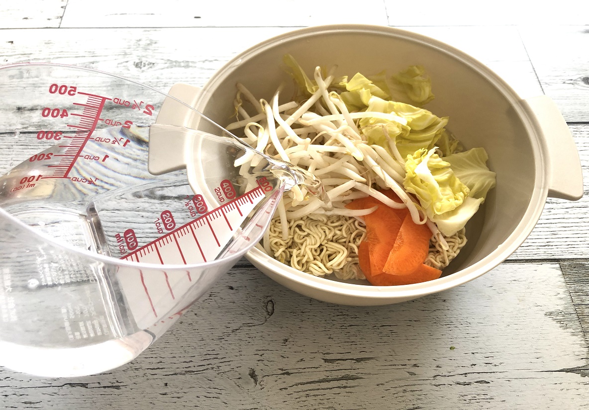 3coinsの ビストロヌードル があれば お湯を沸かさず袋ラーメンがおいしく完成する 蒸し野菜もできるぞ Roomie ルーミー
